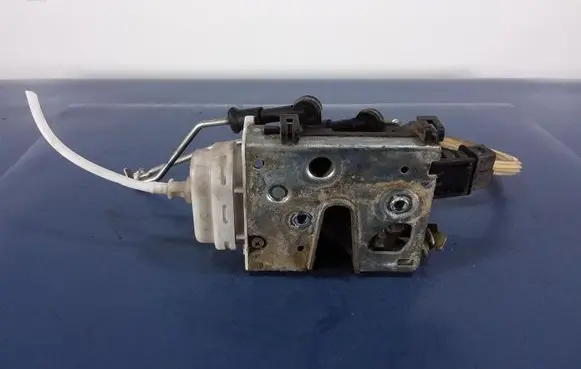 Audi A6 S6 C4 4A Front door lock 4A1837016D