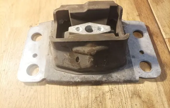Ford Galaxy Engine mount bracket