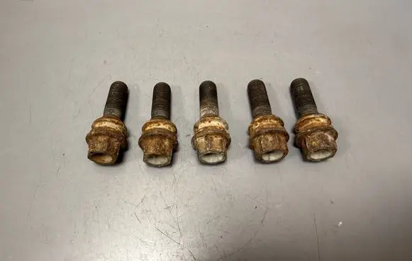 Volkswagen Transporter - Caravelle T5 Nuts/bolts 