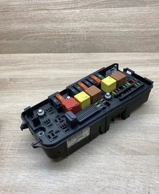 Opel Vectra C Fuse module 13112917