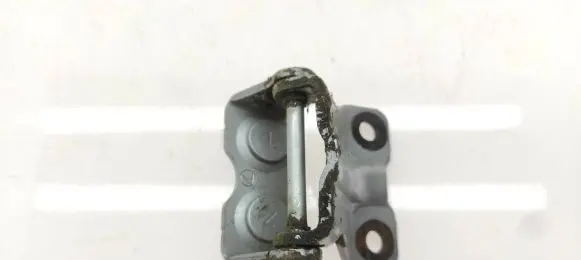 Subaru Outback Tailgate/trunk/boot hinge