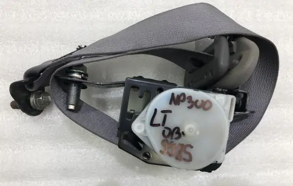 Nissan NP300 Rear seatbelt