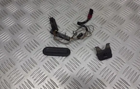 BMW 5 E39 Tailgate/boot open switch button 0461700