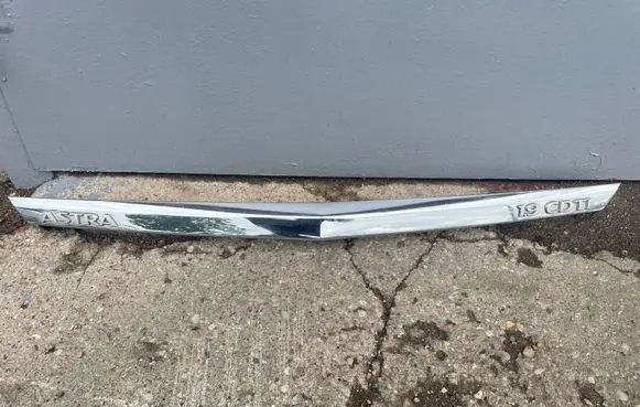 Opel Astra H Front grill 461088395