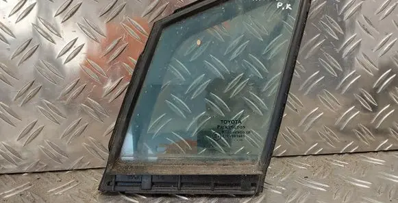 Toyota Avensis T270 Front door vent window glass four-door 43R001605