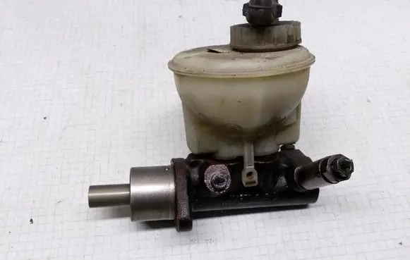 Volkswagen Golf III Master brake cylinder 1H1611019A 1H1611307