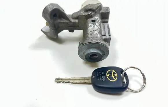 Toyota Corolla Verso E121 Ignition lock 45020336