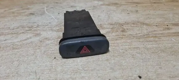 Volvo V70 Hazard light switch 8628632