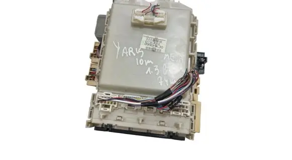 Toyota Yaris Fuse module 827300D260 09909K30