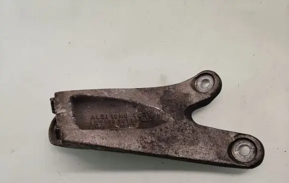 Engine mounting bracket