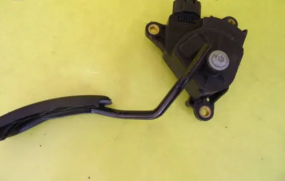 Renault Megane II Accelerator throttle pedal 8200153270B