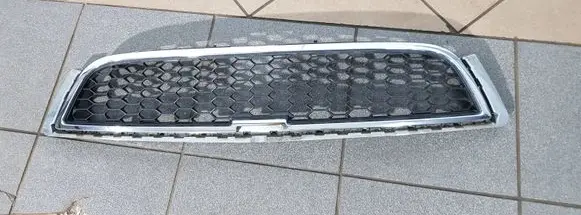 Chevrolet Captiva Front bumper upper radiator grill