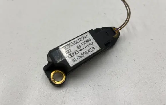 Audi A3 S3 8P Airbag deployment crash/impact sensor 8L0959643B 0230306ENEAW 130898