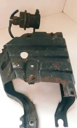 Volkswagen PASSAT B3 Fuel pump bracket 357201503A
