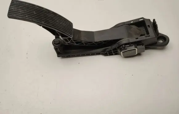 Mercedes-Benz ML W164 Accelerator throttle pedal A1643000104