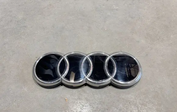 Manufacturer badge logo/emblem