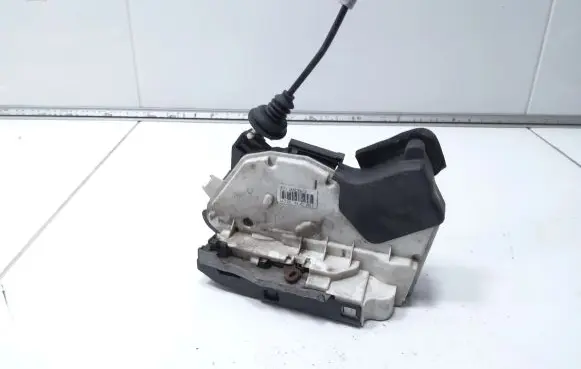 Volkswagen PASSAT B8 Front door lock 527680