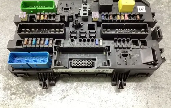 Opel Astra H Fuse module 13181278 5DK00866931 070105