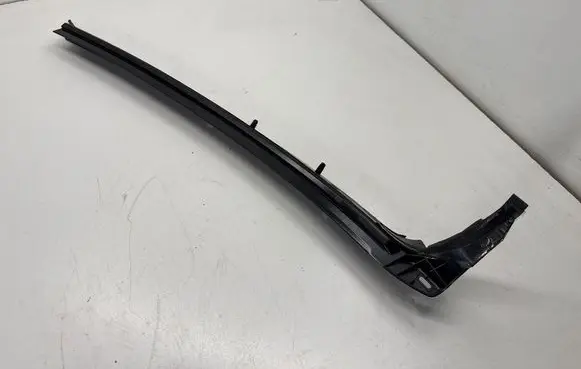 Ford Mustang VI Windshield trim FR3B7602564