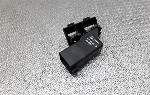 Volkswagen Golf V Glow plug pre-heat relay 038907281D