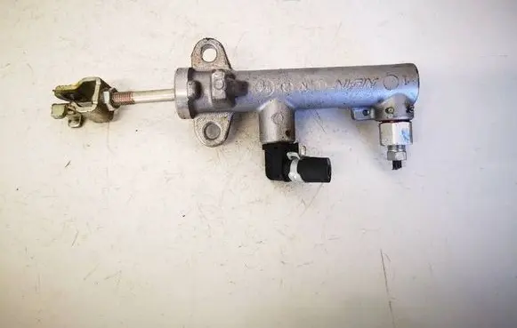 Honda CR-V Clutch master cylinder 