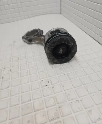Toyota Avensis T250 Piston with connecting rod
