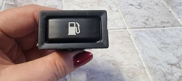 Toyota Avensis T250 Fuel tank opening switch 156795 5660B37
