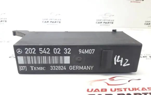 Mercedes-Benz C W202 Light module LCM 2025420232 332824