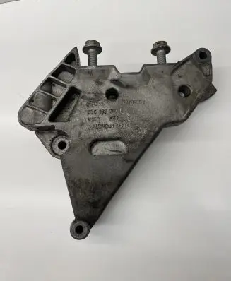 Volkswagen PASSAT B6 Engine mounting bracket 03G199207E