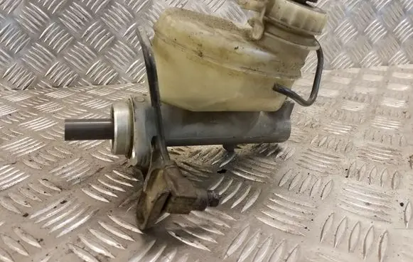 Toyota Avensis T220 Master brake cylinder
