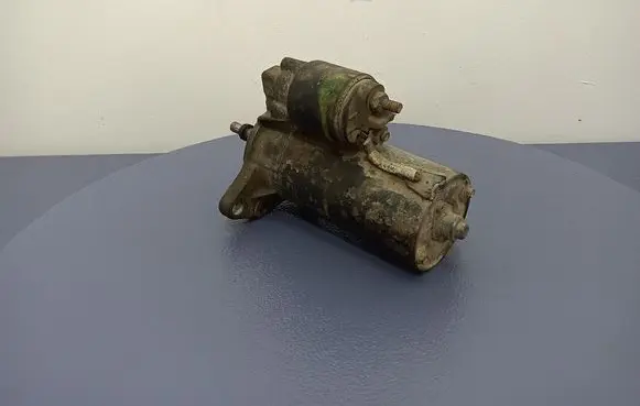 Volkswagen Golf III Starter motor 068911023G
