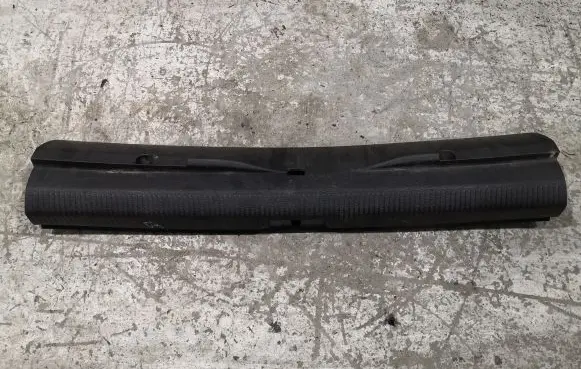 Trunk/boot sill cover protection