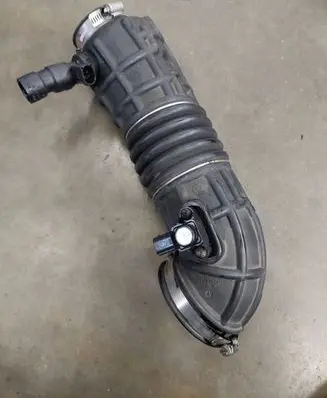 Jeep Compass Turbo air intake inlet pipe/hose 031133609A