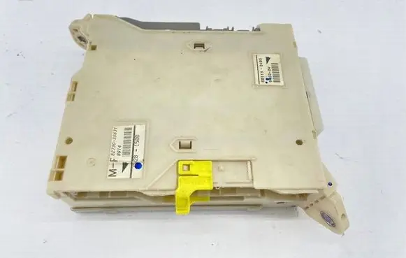 Lexus GS 300 350 430 450H Fuse module 8273030631 68281500 601190403