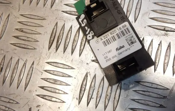 Mercedes-Benz S W221 Aerial antenna amplifier A2218201889 MERCEDESBENZ 25182