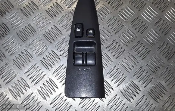 Toyota Corolla Verso E121 Electric window control switch 8404013060