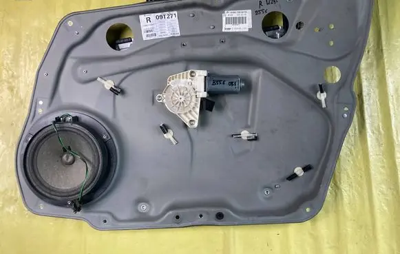 Mercedes-Benz B W245 Front door window regulator with motor A1697203079 A1698200202