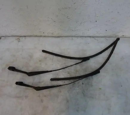 Front wiper blade arm
