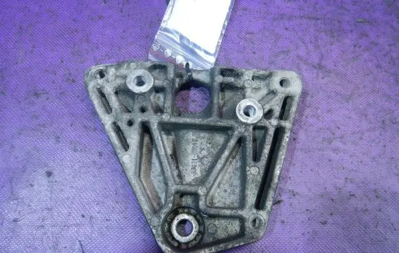 Citroen C1 Engine mounting bracket 88431-0H010