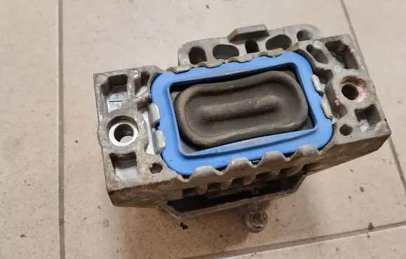 Volkswagen PASSAT B6 Engine mount bracket 1K0199262