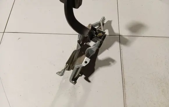 Opel Astra H Clutch pedal 