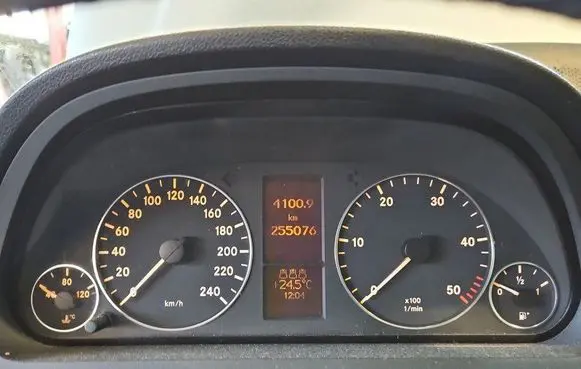 Speedometer (instrument cluster)