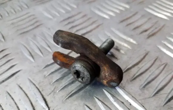 Suzuki Grand Vitara II Fuel Injector clamp holder