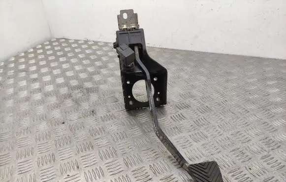 Hyundai i30 Brake pedal 328001H105