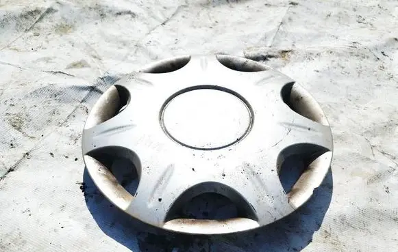 Nissan Micra R14 wheel hub/cap/trim