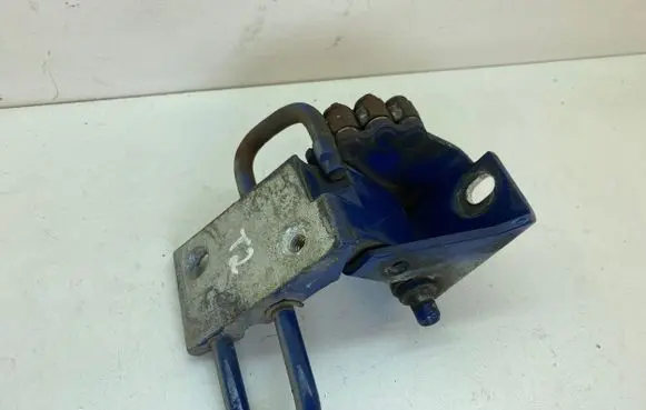 Volkswagen Touran I Front door lower hinge 1T0831411
