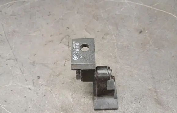 BMW 2 F46 Front door hinge set 7284535
