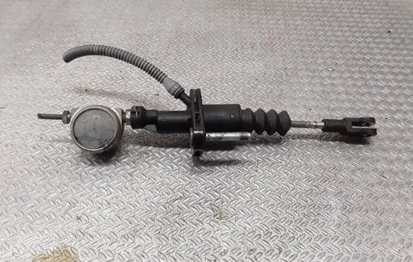 Opel Zafira B Clutch master cylinder 90581565
