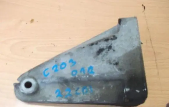 Mercedes-Benz C W203 Engine mounting bracket