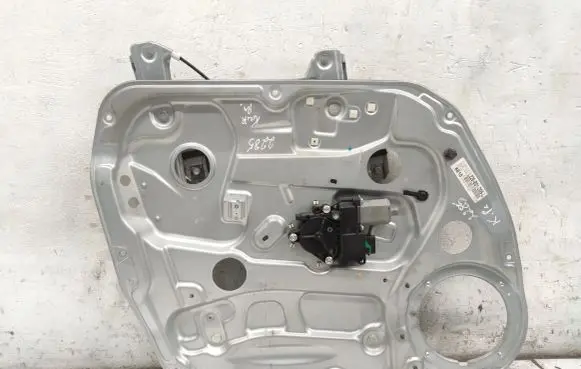 KIA Carens II Front door window regulator with motor 824701D220 824701D 1137328325